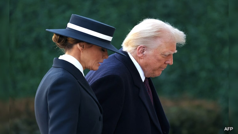 O presidente eleito dos EUA, Trump, e Melania participam do serviço religioso pré-inauguração