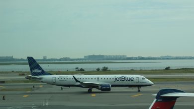 Homem abre porta de emergência do voo da JetBlue após discussão com namorada