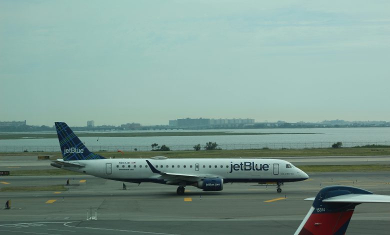 Homem abre porta de emergência do voo da JetBlue após discussão com namorada