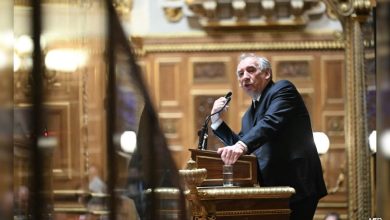 O primeiro-ministro francês, Bayrou, deve sobreviver à votação sem confiança no Parlamento