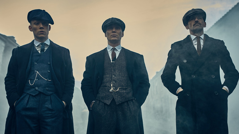 John Shelby, Tommy Shelby e Arthur Shelby parados no meio do nevoeiro em Peaky Blinders