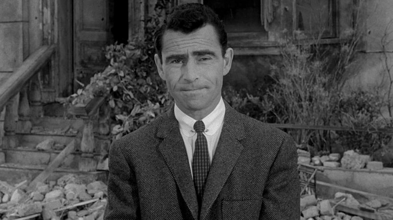 Rod Serling durante uma de suas narrações de abertura em The Twilight Zone