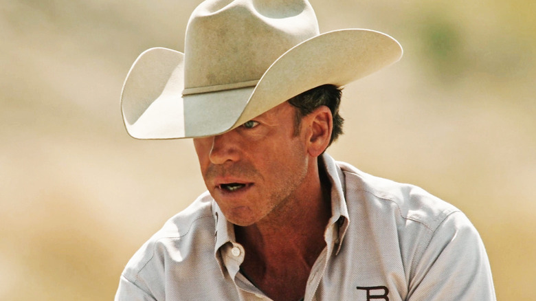 Travis Wheatley, de Taylor Sheridan, parecendo atordoado