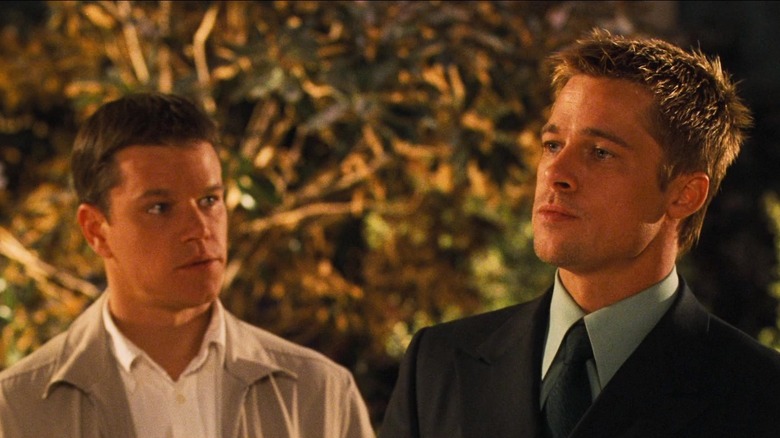 Matt Damon como Linus Caldwell e Brad Pitt como Rusty Ryan explorando um cassino em Ocean's Eleven