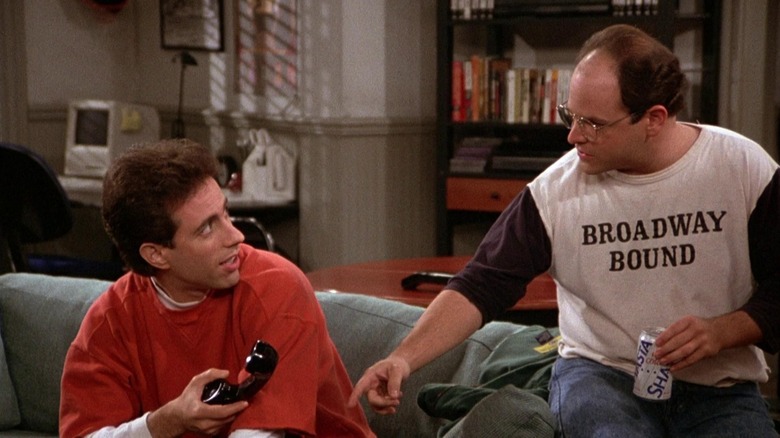 Jerry Seinfeld atira em Jason Alexander como George Costanza um olhar incrédulo em Seinfeld