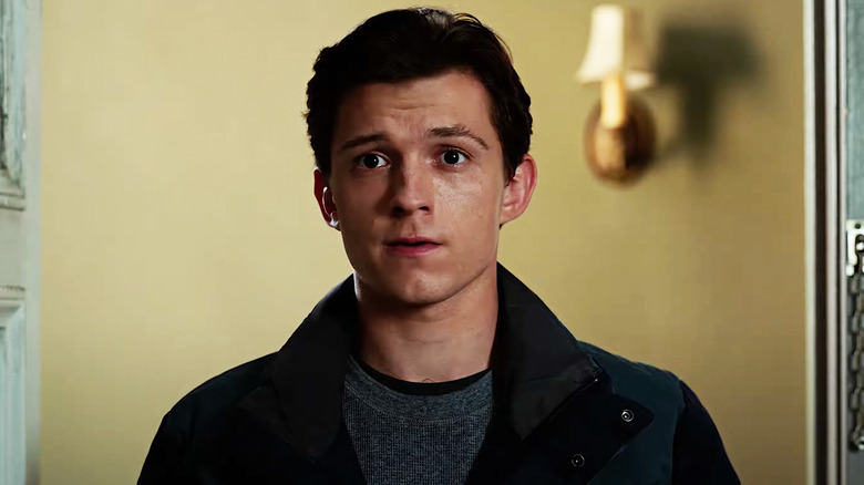 Peter Parker de Tom Holland está em uma porta em Homem-Aranha No Way Home