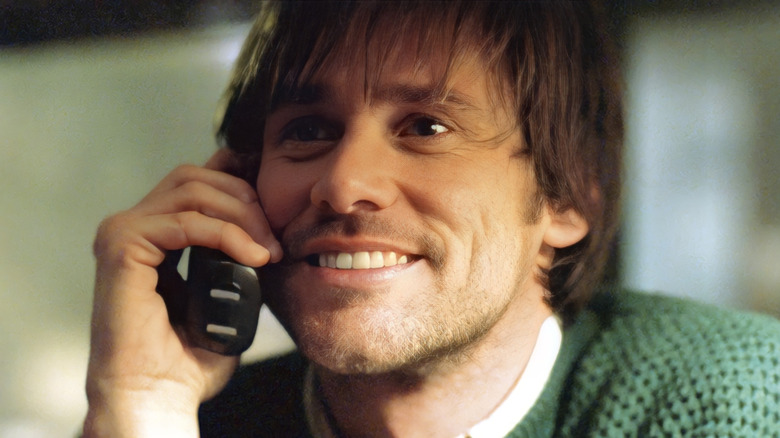 Jim Carrey atende um telefonema como Joel Barish em Eternal Sunshine of the Spotless Mind