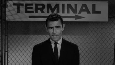 Rod Serling narra a abertura de um episódio de The Twilight Zone