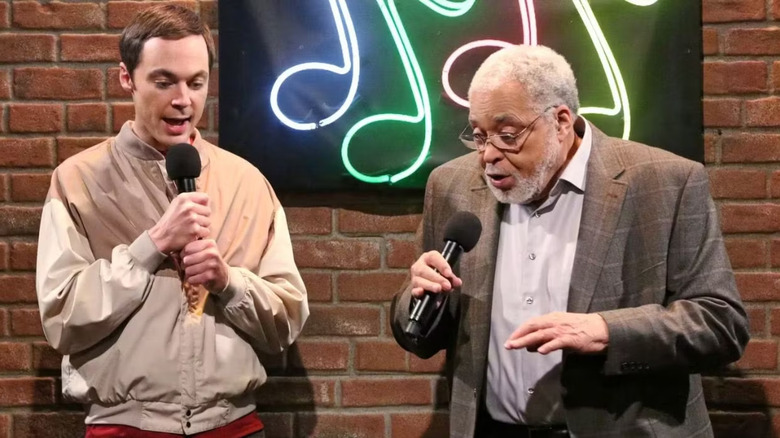 Jim Parsons como Sheldon e James Earl Jones como ele mesmo cantando karaokê em The Big Bang Theory