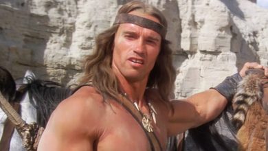 Conan de Arnold Schwarzenegger está ao lado de um cavalo em Conan, o Destruidor