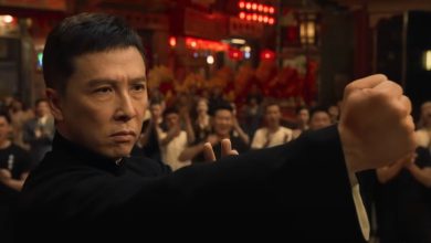 Ip Man levanta o punho com uma cara severa em Ip Man 4