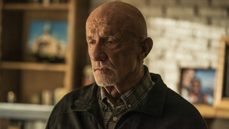 Jonathan Banks como Mike Ehrmantraut parecendo solene em Better Call Saul