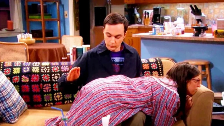 The Big Bang Theory, Sheldon espancando Amy no joelho