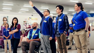 Mateo levantando a mão com outros funcionários da Cloud 9 na Superstore