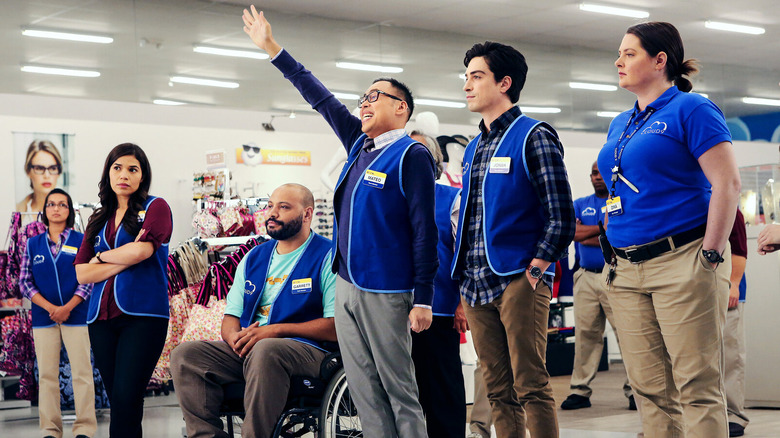 Mateo levantando a mão com outros funcionários da Cloud 9 na Superstore