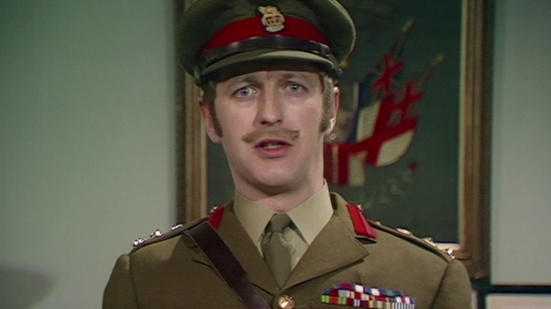 Um oficial militar britânico que odeia quando as coisas são bobas em Monty Python