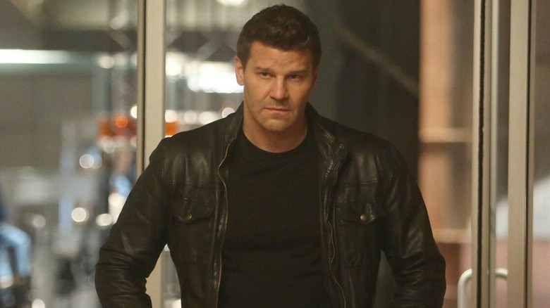 David Boreanaz como Seeley Booth em sua jaqueta de couro com rosto severo no final da 10ª temporada de Bones