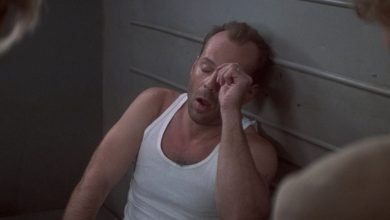 Bruce Willis boceja como John McClane em Die Hard with a Vengeance