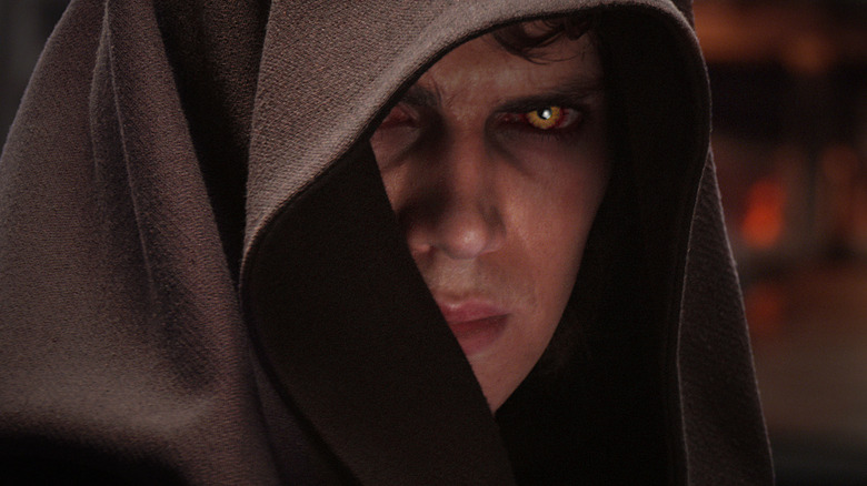 Anakin Skywalker com olhos Sith em um capuz em Mustafar