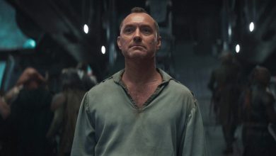 Jude Law como Jod Na Nawood parecendo satisfeito em Star Wars: Skeleton Crew