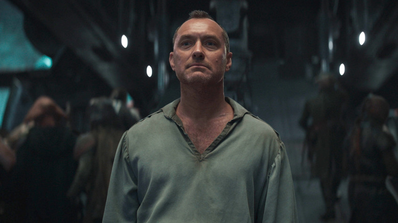 Jude Law como Jod Na Nawood parecendo satisfeito em Star Wars: Skeleton Crew