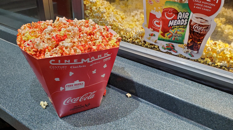 Recipiente de pipoca Red Cinemark em um balcão