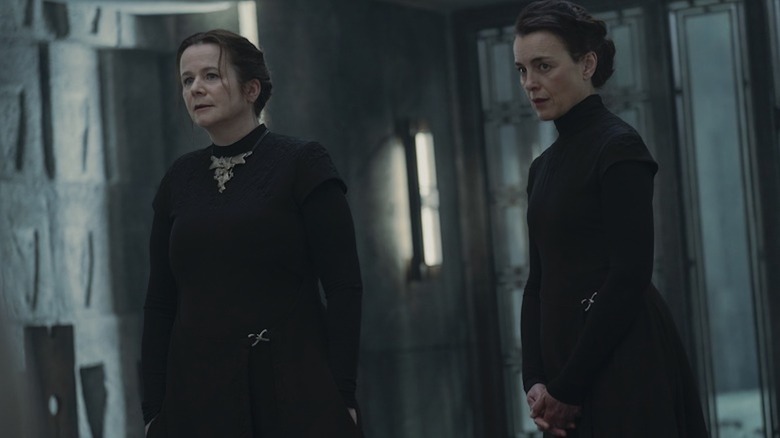 Emily Watson como Valya Harkonnen e Olivia Williams como Tula Harkonnen planejam em Dune Prophecy