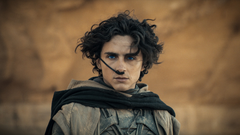 Paul Atreides vestindo um traje destilador em Arrakis