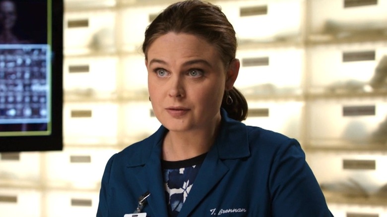 Temperance Brennan de Emily Deschanel vestindo jaleco azul em Bones