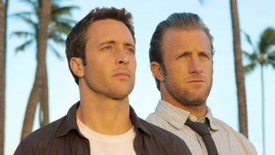 Alex O'Loughlin como Steve McGarrett e Scott Caan como Danny Williams fazem uma pose de pedra no Hawaii Five-0