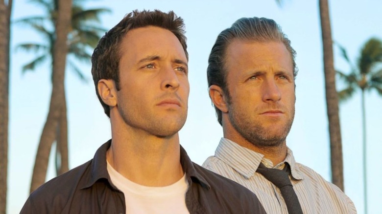 Alex O'Loughlin como Steve McGarrett e Scott Caan como Danny Williams fazem uma pose de pedra no Hawaii Five-0