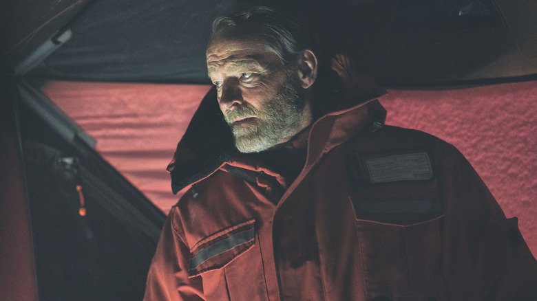 Iain Glen como Magnus parece preocupado em The Rig