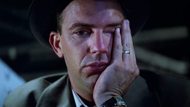 Eliot Ness, de Kevin Costner, leva a mão ao rosto em Os Intocáveis