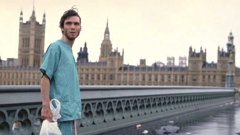 Cillian Murphy como Jim está em uma ponte deserta de Londres em 28 dias depois