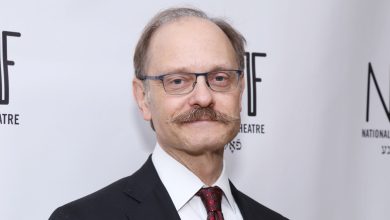 David Hyde Pierce em algum tipo de tapete vermelho