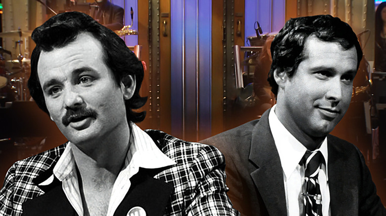 Bill Murray e Chevy Chase sobrepostos em uma foto do palco principal do SNL