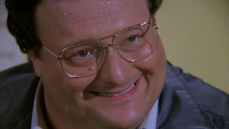 Wayne Knight parece desconfiado como Newman em Seinfeld