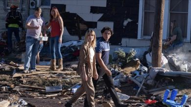 Kate e Javi caminhando por uma cidade destruída em Twisters