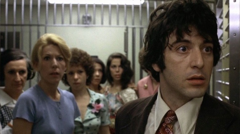 Al Pacino mantém reféns em um cofre de banco como Sonny Wortzik em Dog Day Afternoon