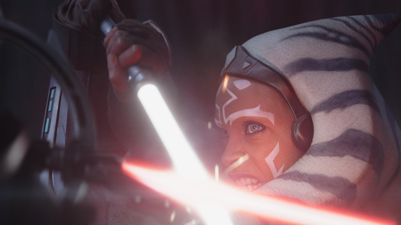 Rosario Dawson como Ahsoka travou um duelo de sabres de luz com um Inquisidor em Ahsoka