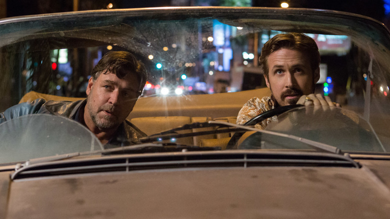 Russell Crowe como Jackson Healy e Ryan Gosling como Holland March andando em um conversível em The Nice Guys