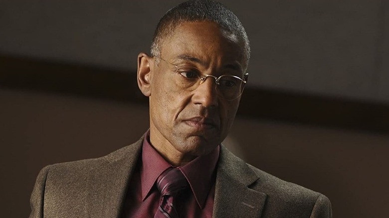 Gus Fring parece irritado em Breaking Bad