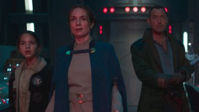 Fern, Fara e Jod olham incrédulos em Star Wars: Skeleton Crew