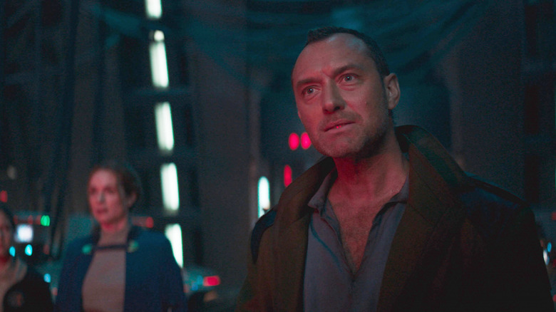 Jude Law como Jod Na Nawood olhando para o Supervisor em Star Wars: Skeleton Crew