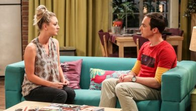 Penny de Kaley Cuoco e Sheldon de Jim Parsons sentados no sofá conversando em The Big Bang Theory