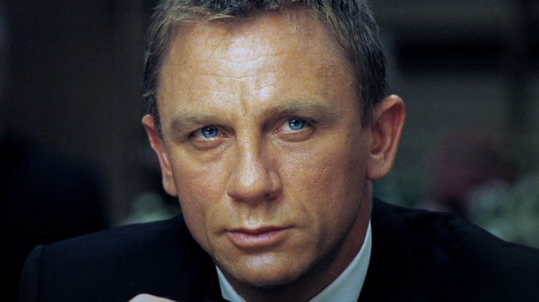 James Bond, de Daniel Craig, olha para cima enquanto veste um smoking no Casino Royale