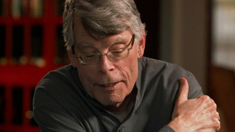 Stephen King olhando para Finding Your Roots