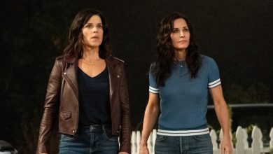 Neve Campbell como Sidney Prescott e Courteney Cox como Gale Weathers lado a lado em Pânico (2022)