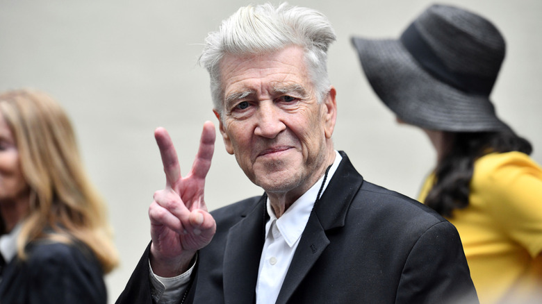 Diretor David Lynch levantando dois dedos em sinal de paz