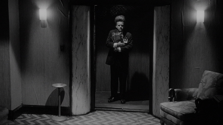 Henry Spencer parado em um elevador em Eraserhead